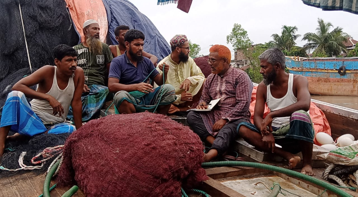 সাগরে জেলেদের প্লাস্টিক বর্জ্য না ফেলতে সচেতন করছেন সাংবাদিক শফিকুল